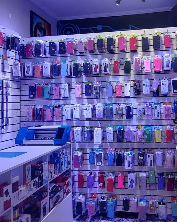 Parede de capinhas de celular na loja ByteCell
