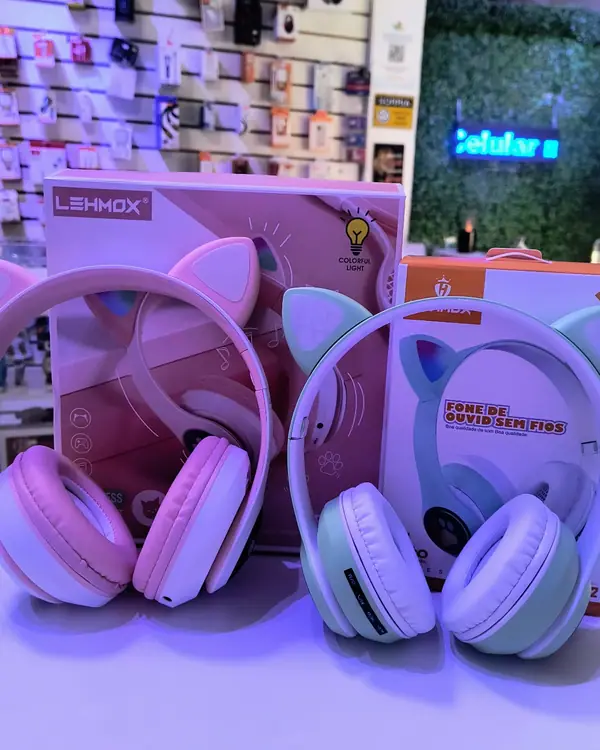 Fones de ouvido sem fio com orelhas de gatinho, rosa e verde, na ByteCell