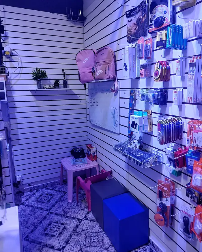 Interior da loja ByteCell, com expositores de acessórios e área infantil